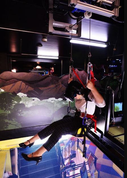 【アドアーズのジャングルバンジーVR(アドアーズ提供)】