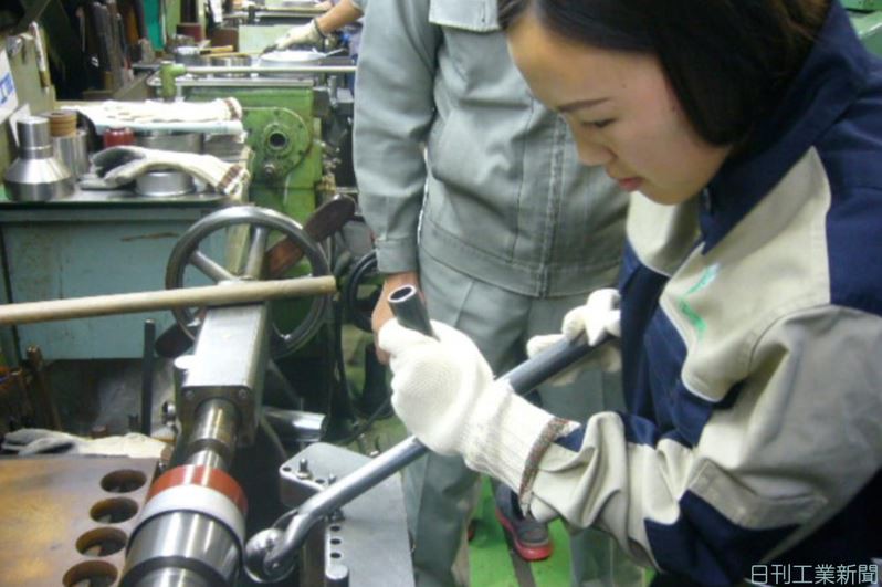 東京鉸製作所でへら絞りを実習するモンゴルの高専生