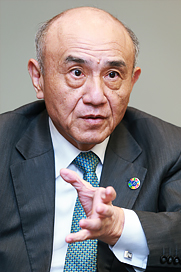 越智 仁 氏